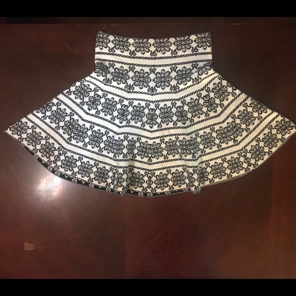 🆕 I Fashion Blk/Wht Floral Print Mini Skirt-S/M